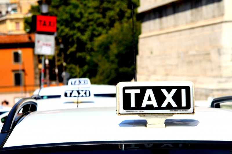 taxis-ST MARTIN D ENTRAUNES-min_taxi_auto_rome_road_white-1051610